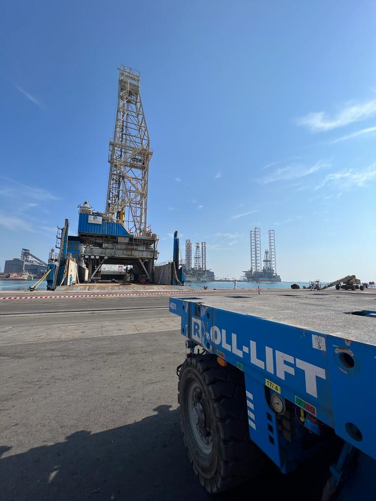 Inladen van een Drilling Cantilever Unit van 1400 ton